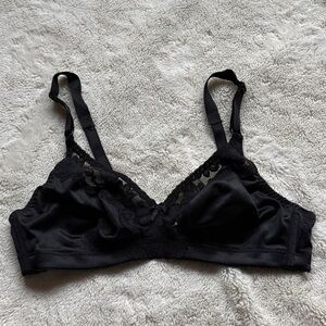 Vintage Smart Black Lace Unpadded Bra | Size 38B | Classic Wire-Free Lingerie